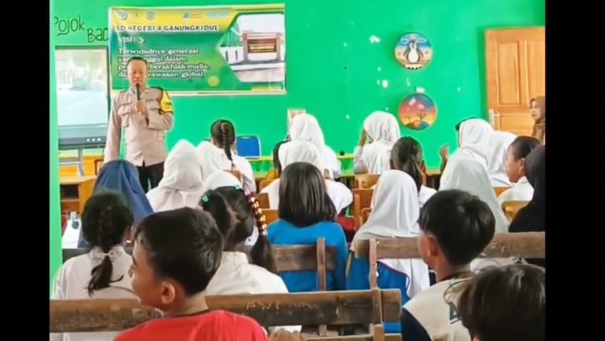 Binmas Polsek Nganjuk Kota sosialisasi wawasan kebangsaan dan bahaya Cyber Bullying