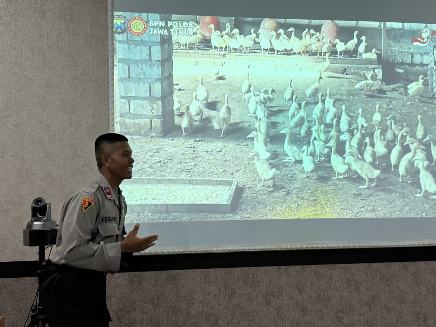 Siswa Diktukba SPN Polda Jatim saat presentasi