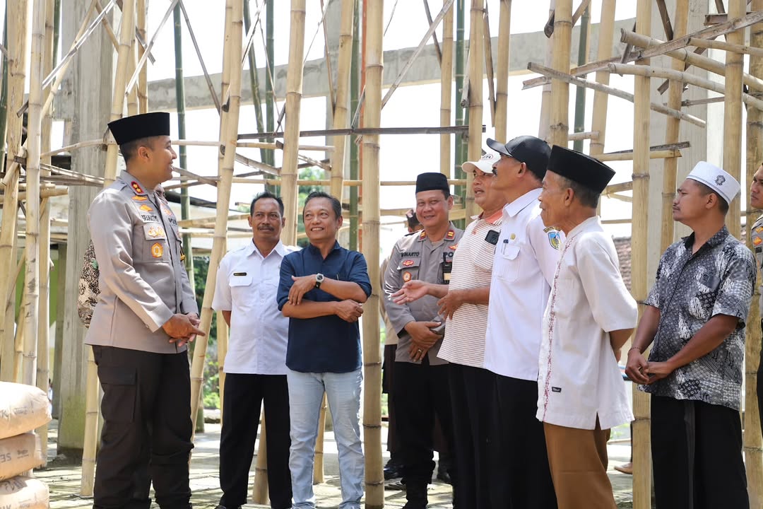 Kapolres Kediri AKBP Bramastyo Priaji tinjau pembangunan Masjid Baitul Ghufron