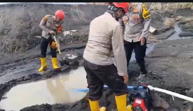 Anggota Polda Jatim bantu bersihkan endapan lahar dingin