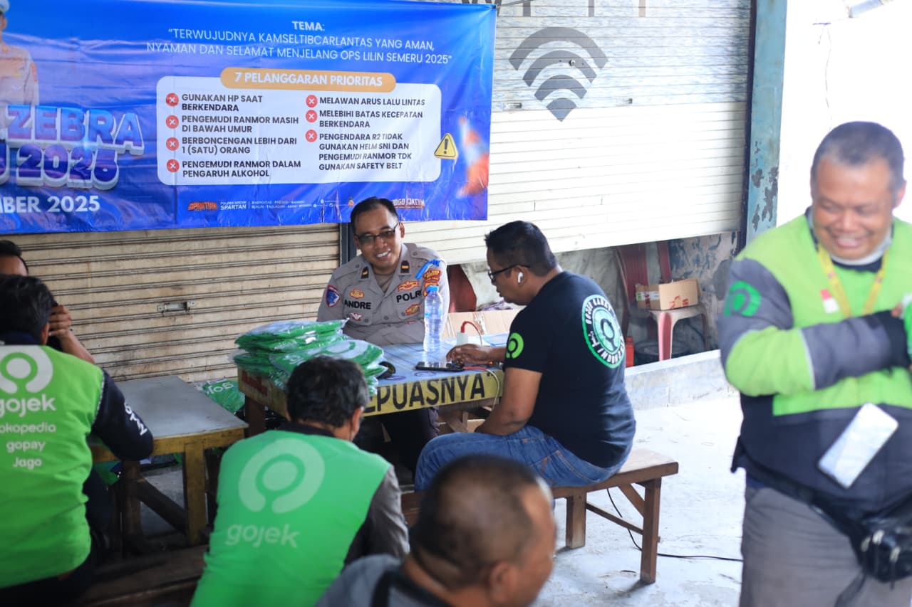 Satlantas Polres Gresik ngopi bareng Ojol