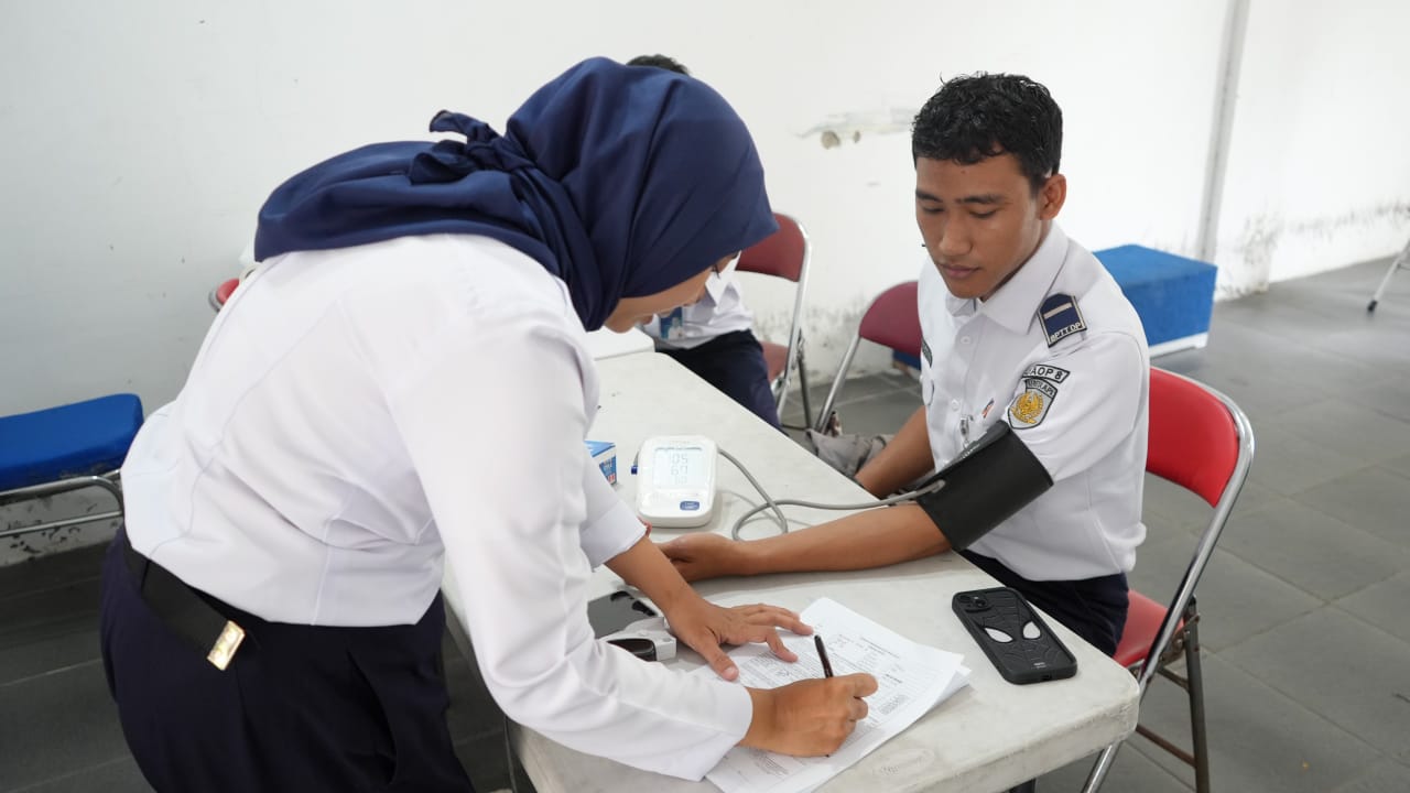 Pekerja KAI Daop 8 Surabaya lakukan tes kesehatan