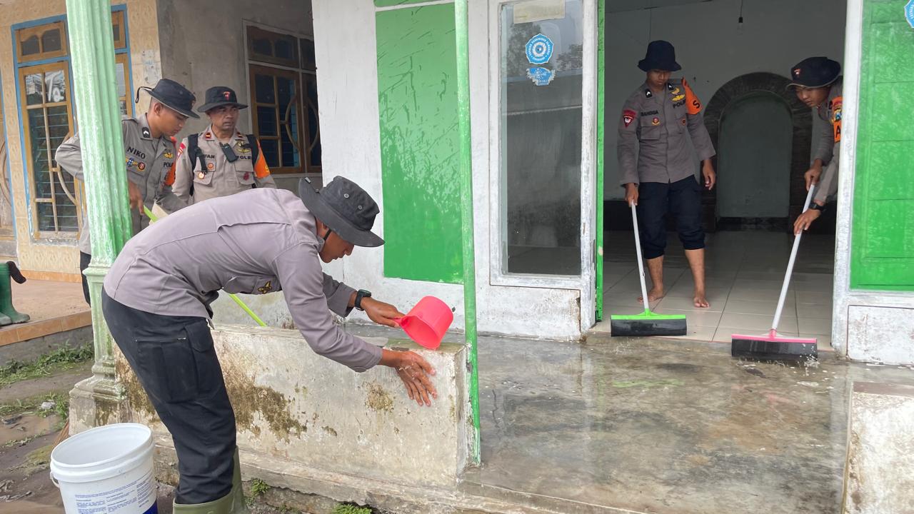 Polisi bersihkan fasilitas ibadah terdampak abu vulkanik Semeru