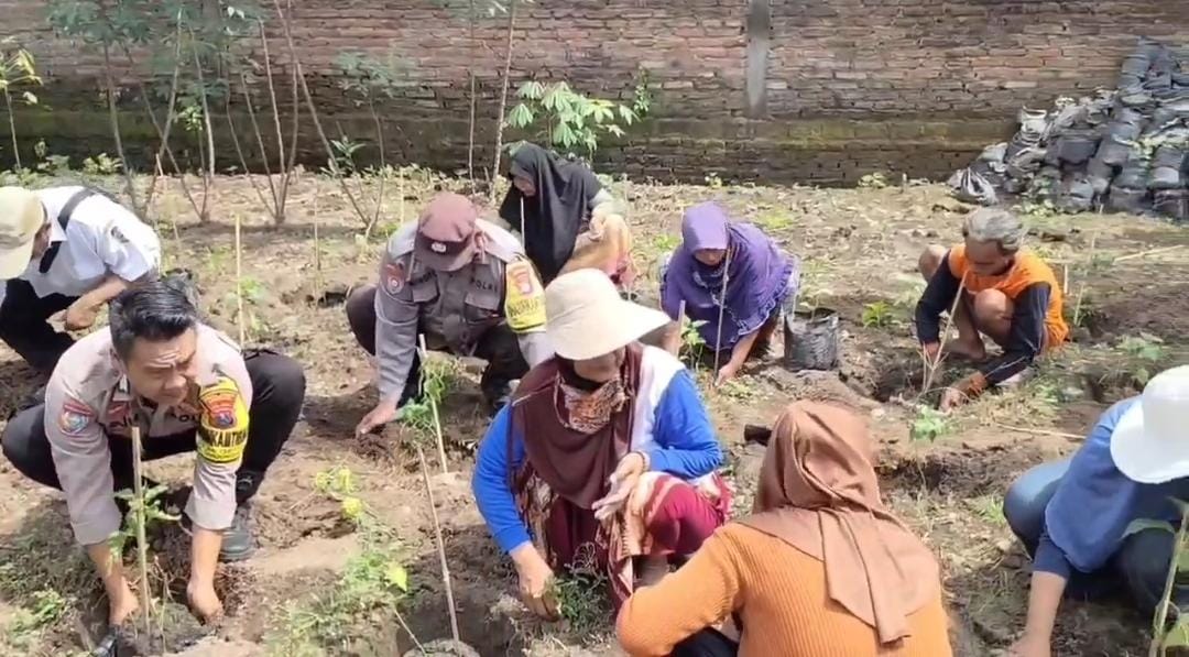 Polsek Warujayeng lakukan penanaman cabai di lahan P2B