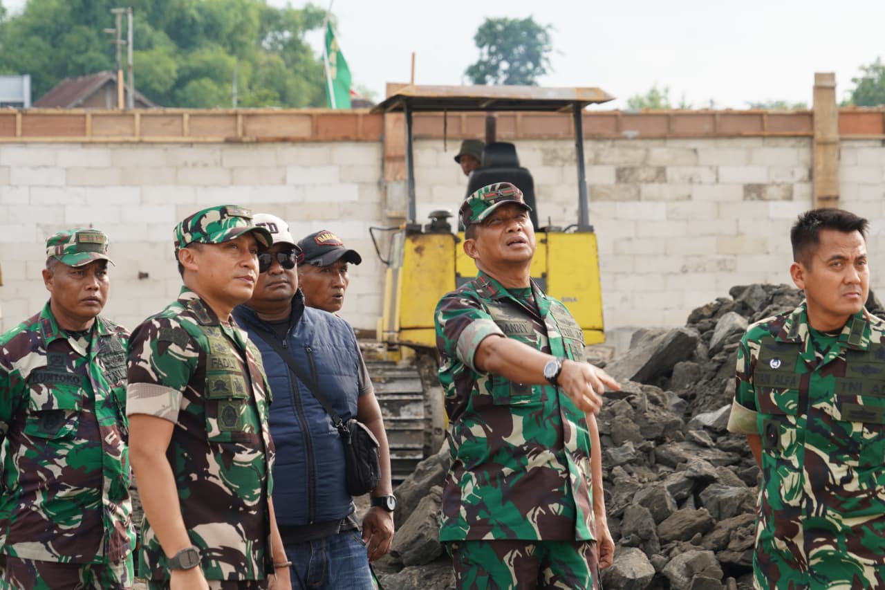 Danrem 084/Bhaskara Jaya Brigjen TNI Danny Alkadrie cek pembangunan Koperasi Desa Merah Putih
