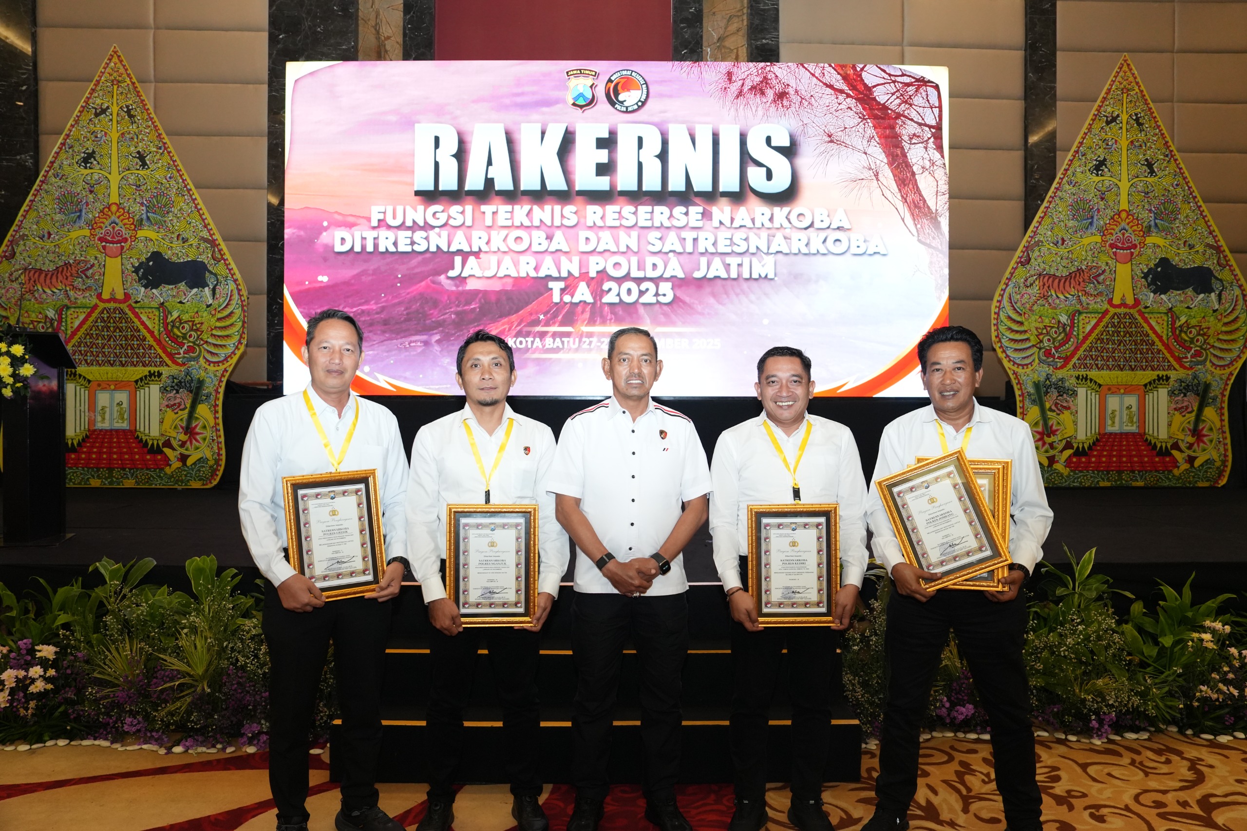 Satresnarkoba Polres Gresik Terima Penghargaan dari Dirresnarkoba Polda Jatim