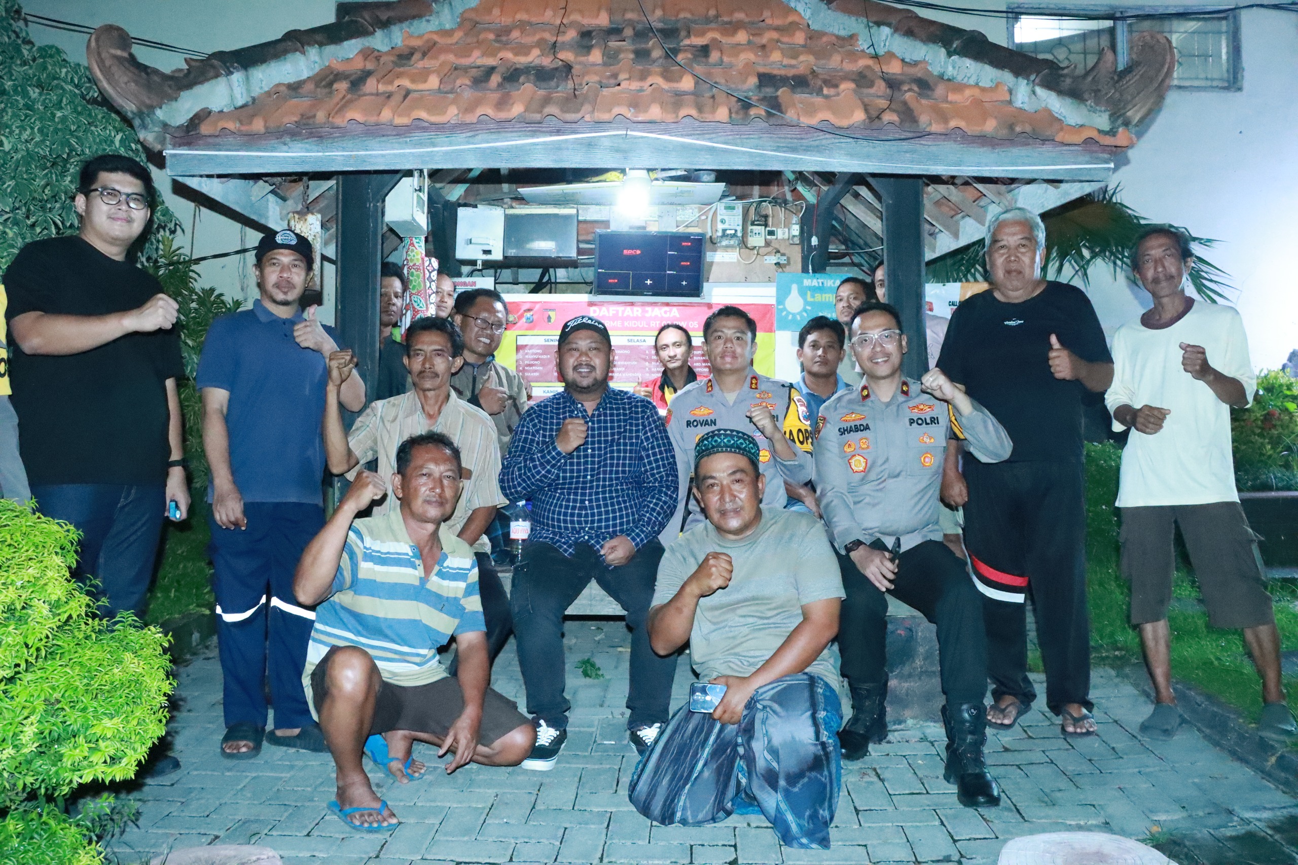 Kapolres Gresik AKBP Rovan Richard Mahenu bersama Bupati Gresik Gus Yani sidak pos kamling