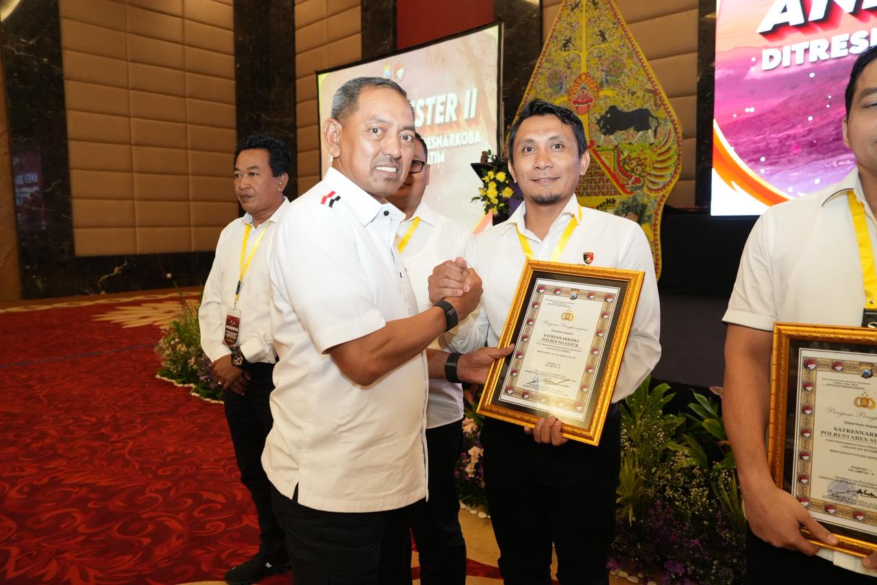 Dirresnarkoba Polda Jatim Kombespol Robert Da Costa beri penghargaan Kasatnarkoba Polres Nganjuk Iptu Sugiarto