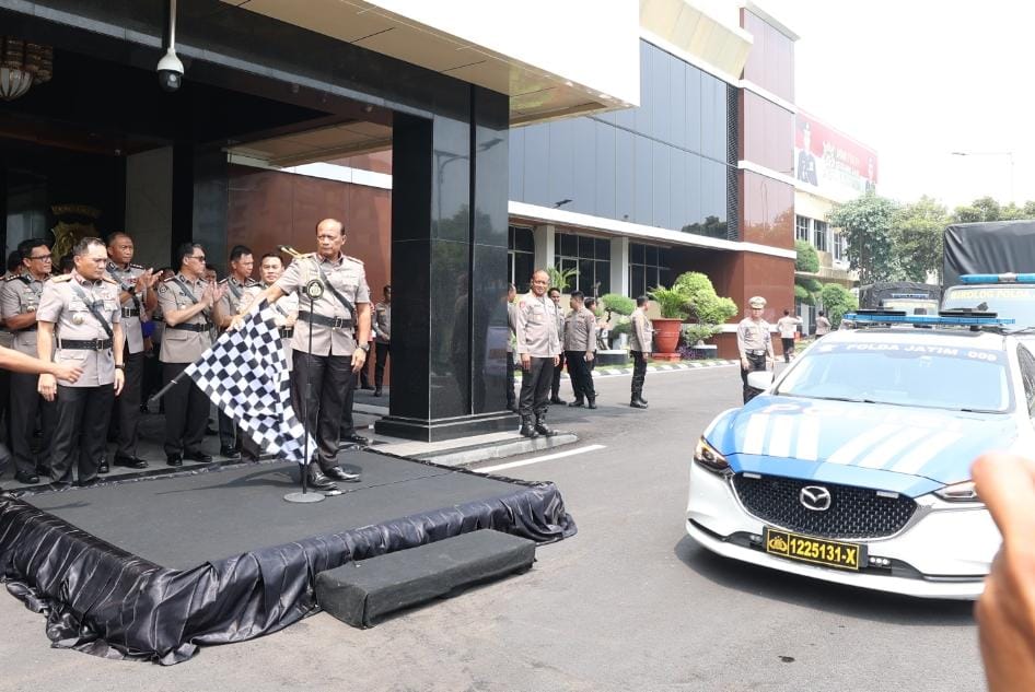 Kapolda Jatim Irjen Pol Drs. Nanang Avianto lepas bantuan kemanusiaan