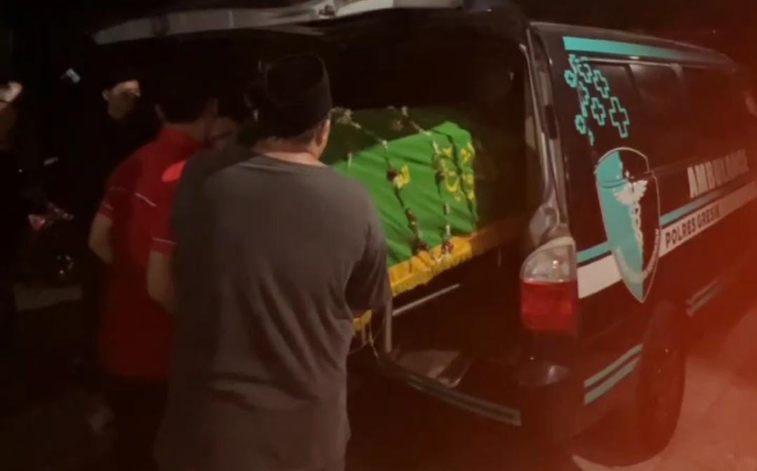 Ambulans Polres Gresik antar jenazah hingga pemakaman