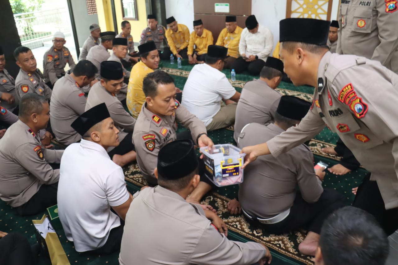 Anggota Polres Magetan beri bantuan untuk korban bencana