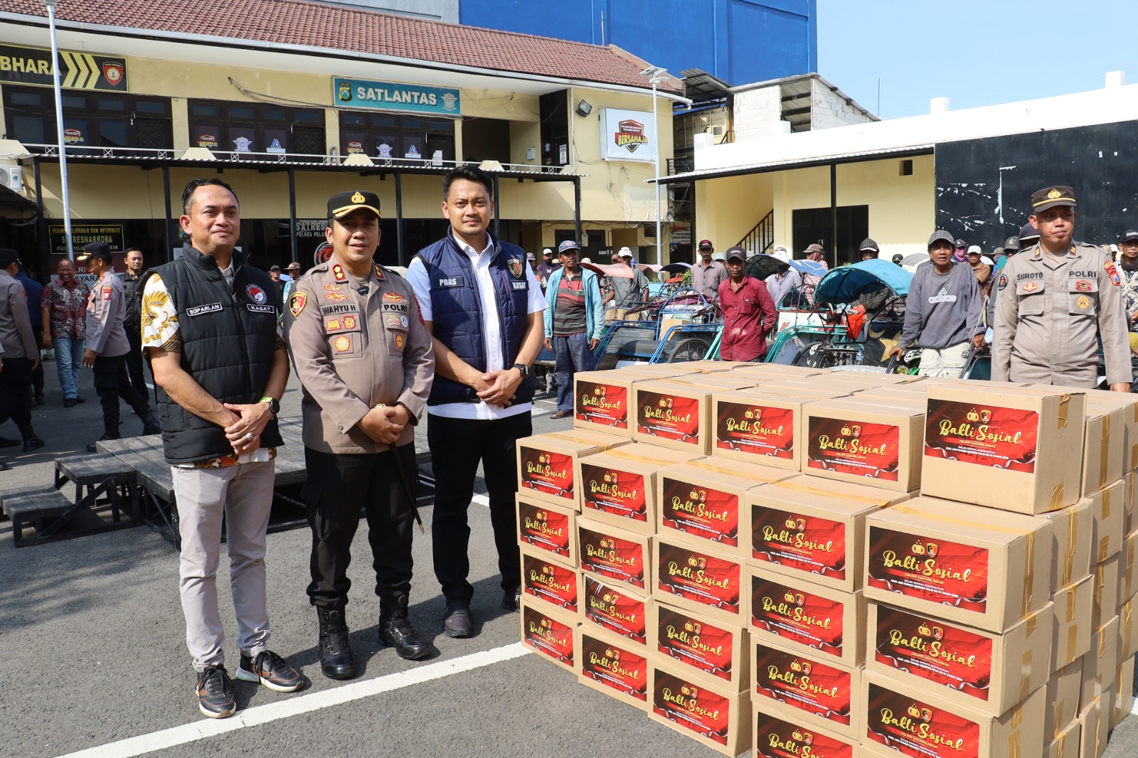 Kapolres Pelabuhan Tanjung Perak Surabaya AKBP Wahyu Hidayat didampingi Kasatreskrim bagikan sembako ke tukang becak