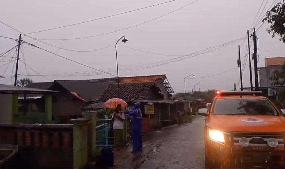 Polres Gresik dan BPBD evakuasi warga terdampak puting beliung
