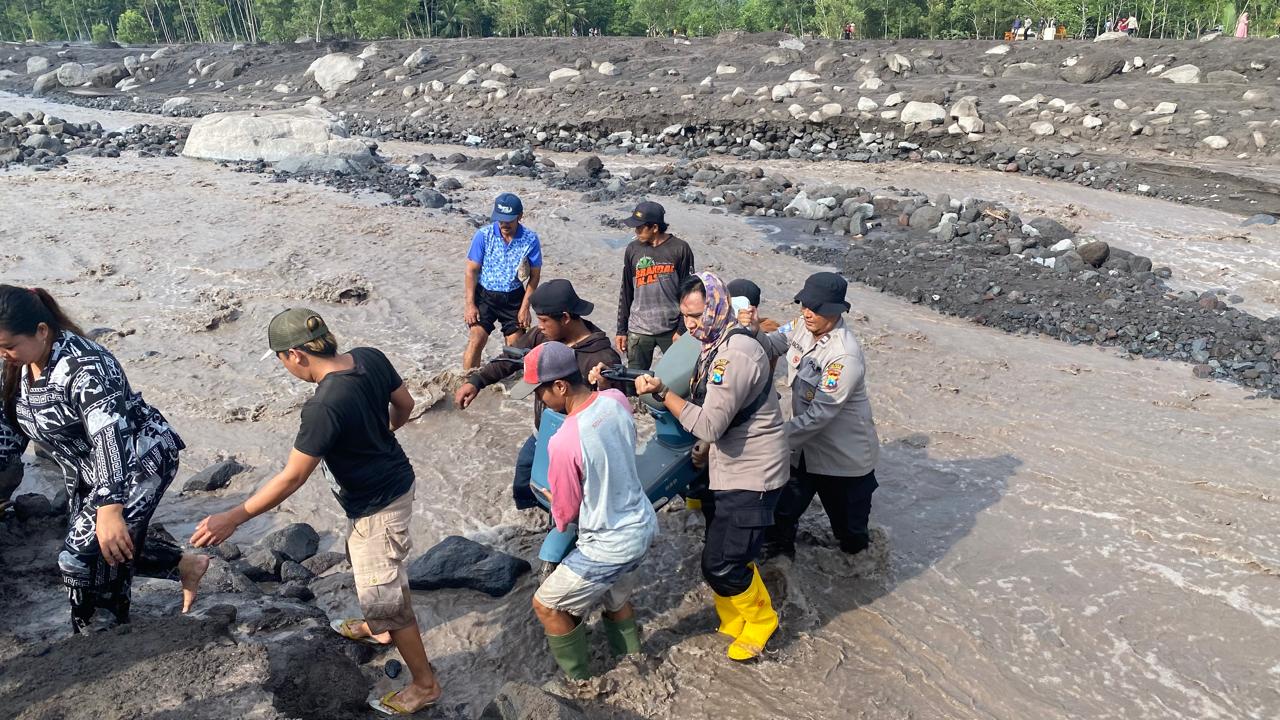 Polres Lumajang evakuasi warga lewati banjir lahar gunung semeru