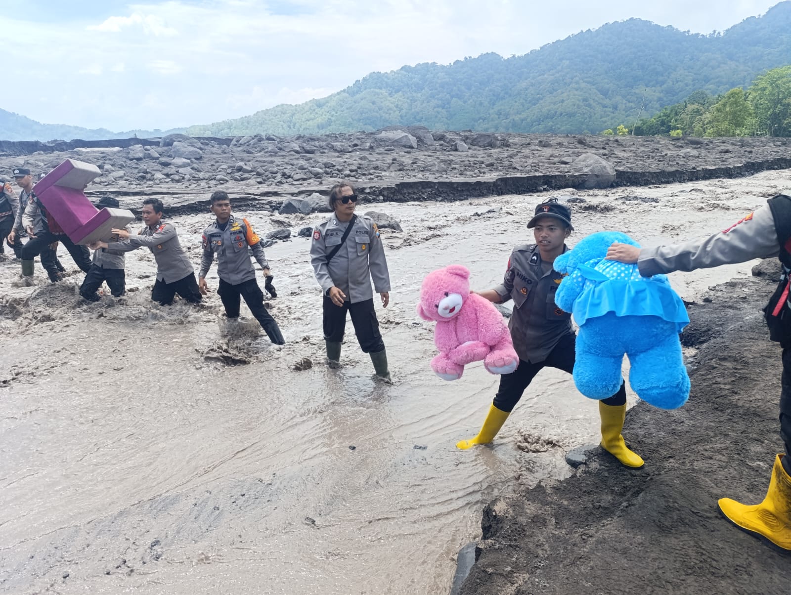 Personil Polda Jatim pasca bencana lahar gunung semeru bantu warga terdampak lahar dingin