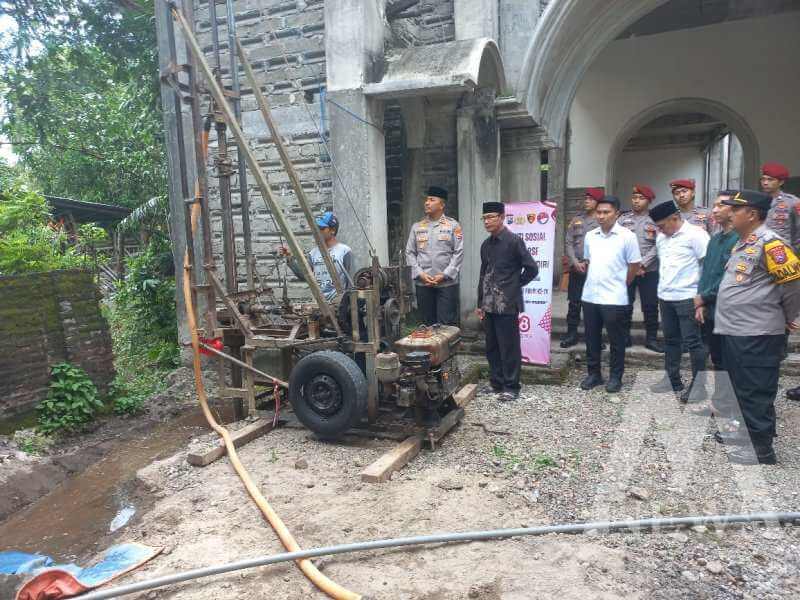Kapolres Kediri AKBP Bramastyo Priaji resmikan sumur bor
