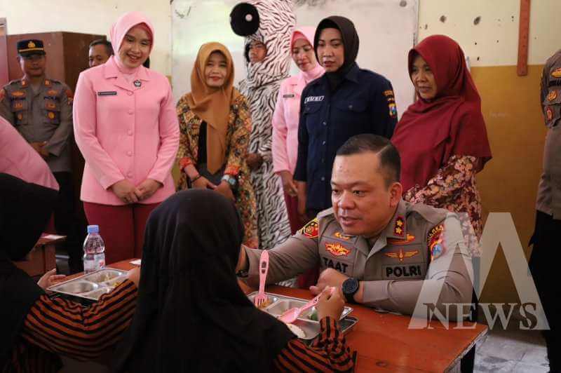 Kapolres Tulungagung AKBP Muhammad Taat Resdi bersama anak-anak penerima MBG