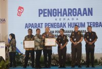 Kapolres Sumenep AKBP Rivanda terima penghargaan penanganan tipikor