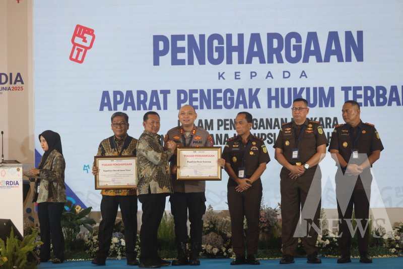 Kapolres Sumenep AKBP Rivanda terima penghargaan penanganan tipikor