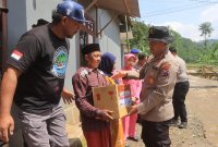 Kapolres Probolinggo AKBP M. Wahyudin Latif serahkan bantuan sembako