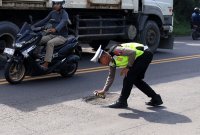 Satlantas Polres Gresik tandai jalan berlubang