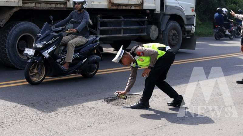 Satlantas Polres Gresik tandai jalan berlubang
