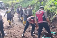 Polres Probolinggo dan warga bersihkan sisa material banjir