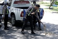 Satlantas Polres Gresik tambal jalan berlubang, peduli pengendara motor