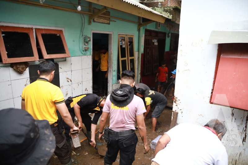Personil Polres Jember bantu Warga bersihkan sisa material banjir