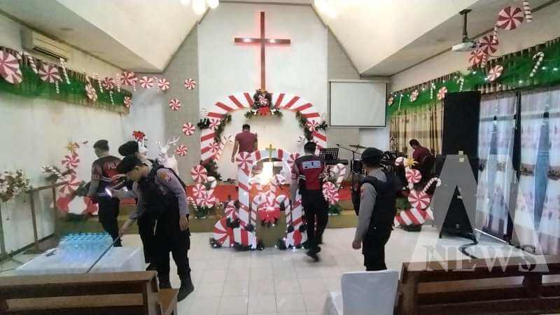 Personil Polres Bojonegoro Sterilisasi Gereja