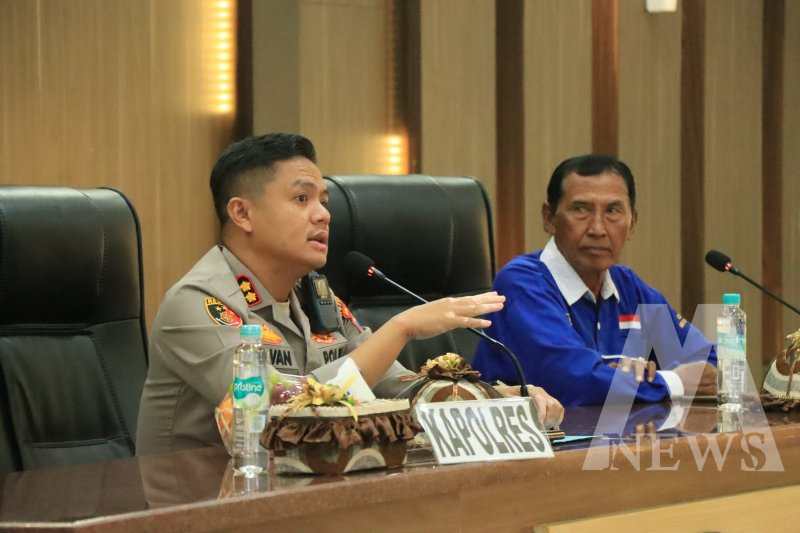 Kapolres Gresik AKBP Rovan Richard Mahenu