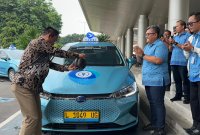 Bandara Juanda dan Bluebird resmikan taksi listrik