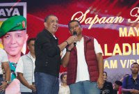 Danrem 084/BJ Brigjen TNI Danny Alkadrie bernyanyi bersama Pangdam V/Brawijaya Mayjen TNI Rudy Saladin