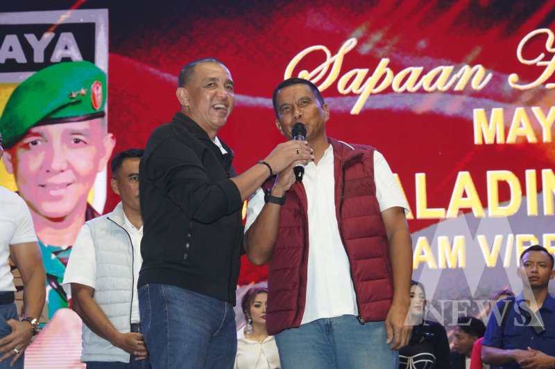 Danrem 084/BJ Brigjen TNI Danny Alkadrie bernyanyi bersama Pangdam V/Brawijaya Mayjen TNI Rudy Saladin