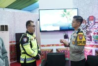 Kapolres Gresik AKBP Rovan Richard Mahenu didampingi Kanit Kamsel Ipda Andreas di Gress Mall