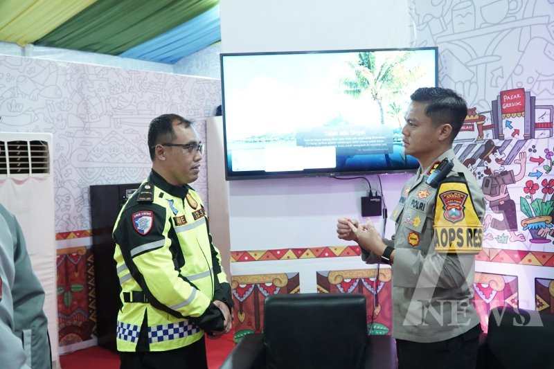 Kapolres Gresik AKBP Rovan Richard Mahenu didampingi Kanit Kamsel Ipda Andreas di Gress Mall