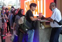 KAI Daop 8 Surabaya bagikan souvenir dan bunga ke pelanggan