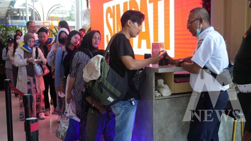 KAI Daop 8 Surabaya bagikan souvenir dan bunga ke pelanggan