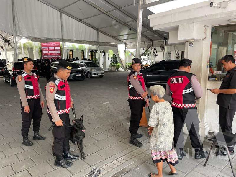 Polda Jatim libatkan K9 Ditsamapta sterilisasi Gereja