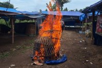 Polsek Singojuruh bakar alat judi sabung ayam