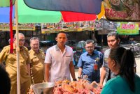 Kasatreskrim Polres Tulungagung AKP Ryo Pradana saat sidak pasar tradisional