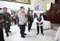 Kapolda Jatim Irjen Pol Drs. Nanang Avianto bersama Forkopimda cek keamanan Gereja di Surabaya