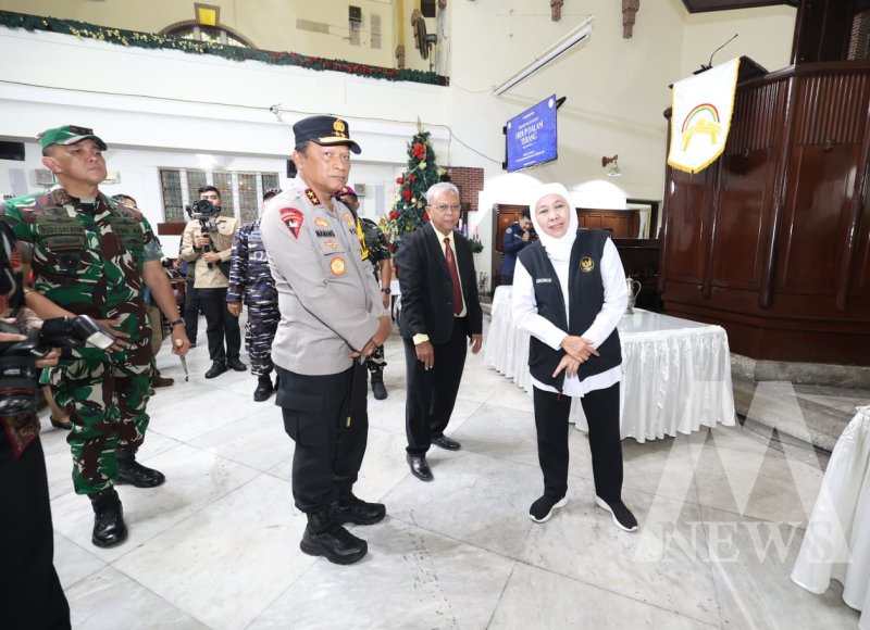 Kapolda Jatim Irjen Pol Drs. Nanang Avianto bersama Forkopimda cek keamanan Gereja di Surabaya