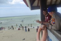 Satpolair Polres Gresik pantau keamanan di Pantai Delegan