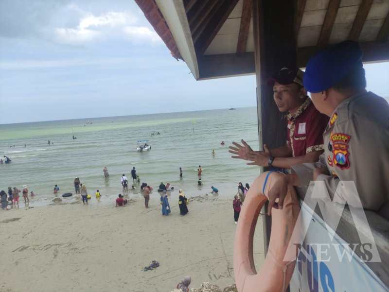 Satpolair Polres Gresik pantau keamanan di Pantai Delegan