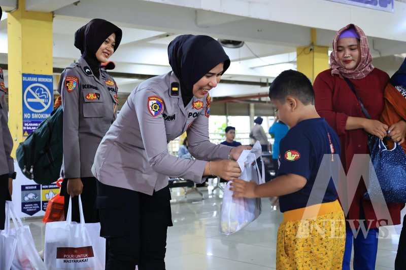 Polwan Polresta Sidoarjo patroli dialogis dan beri bingkisan di terminal Purabaya