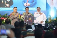 Kapolri Jenderal Listyo Sigit Prabowo serahkan gerobak motor ke warga