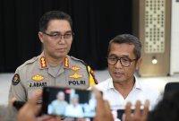 Dirreskrimum Polda Jatim Kombespol Widiyatmoko didampingi Kabid Humas Polda Jatim Kombespol Jules Abraham Abast