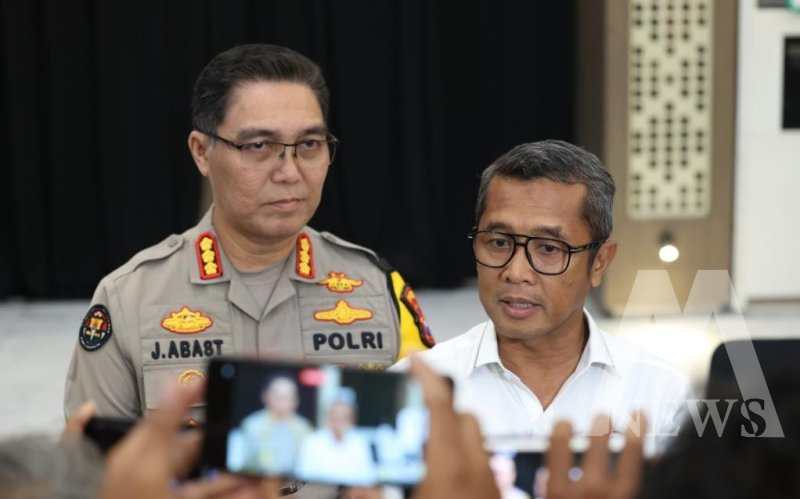 Dirreskrimum Polda Jatim Kombespol Widiyatmoko didampingi Kabid Humas Polda Jatim Kombespol Jules Abraham Abast