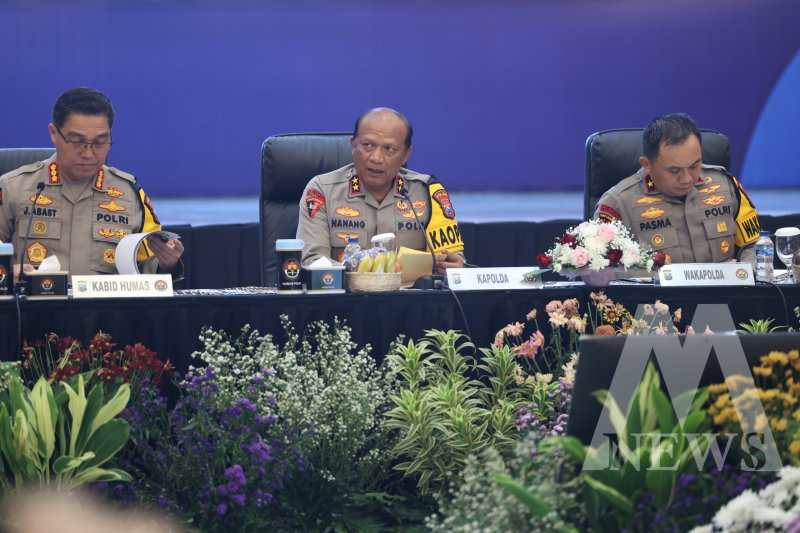 Kapolda Jatim Irjen Pol Drs. Nanang Avianto saat Anev Akhir Tahun